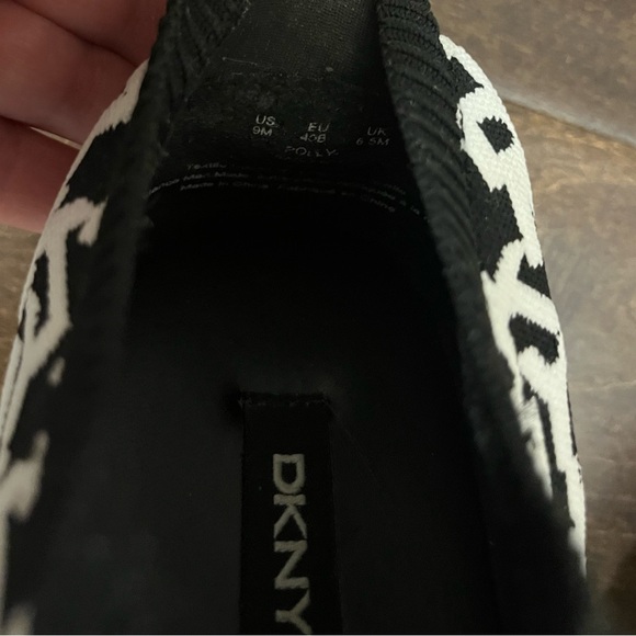 DKNY WOMENS POLLY WEDGE SNEAKER SHOES SIZE 9M BLACK AND WHITE - Picture 8 of 9